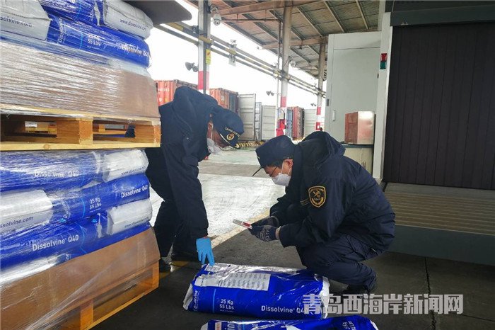 圖為：海關關員對進口的用于生產(chǎn)農(nóng)業(yè)肥的微量元素進行查驗 孟昭宇攝.jpg