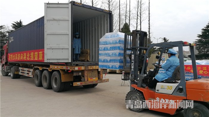 首批包裝直飲水裝車發(fā)運(yùn)。孫啟攝.jpg