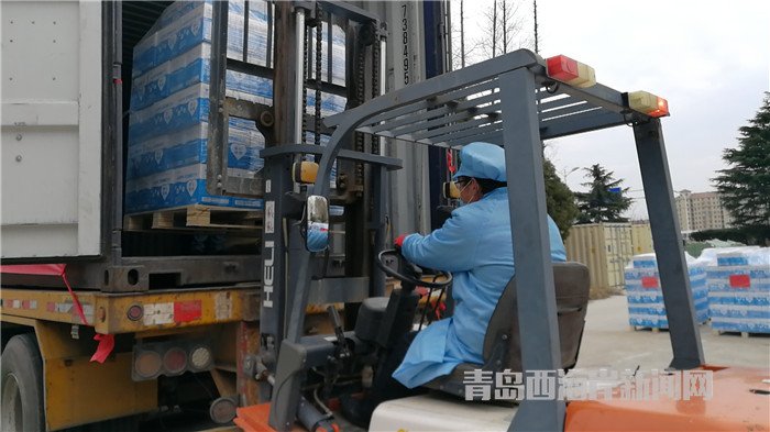 首批包裝直飲水裝車發(fā)運(yùn)。孫啟攝4.jpg
