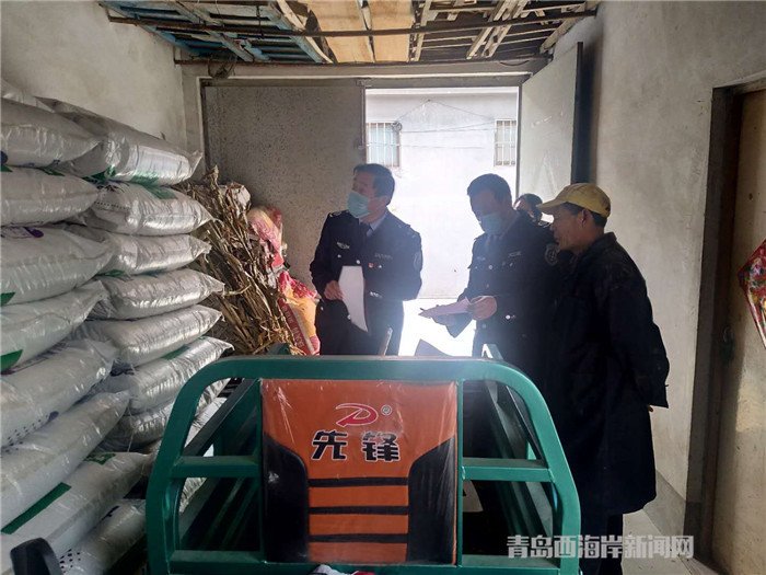 圖為西海岸新區(qū)農(nóng)業(yè)綜合行政執(zhí)法大隊(duì)執(zhí)法隊(duì)員在檢查肥料經(jīng)營(yíng)情況。.jpg